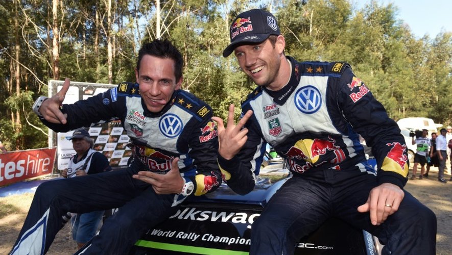 Sébastien Ogier (d) et son copilote Julien Ingrassia fêtent leur 3e titre de champion du monde des rallyes, à Coffs Harbour (Australie), le 13 septembre 2015