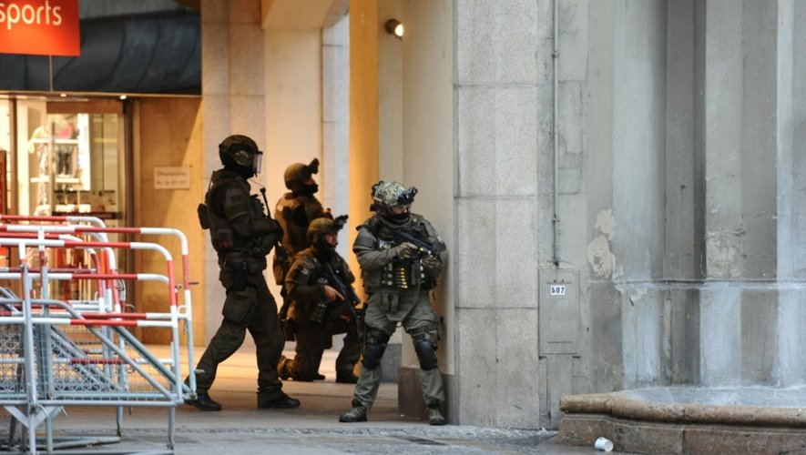 La police de Munich sur les lieux de la fusillade dans un centre commercial près du stade olympique, le 22 juillet 2016