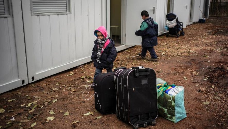 Des demandeurs d'asile albanais s'installent dans des logements à Oullins, le 18 novembre 2013, après leur évacuation d'un campement à Lyon