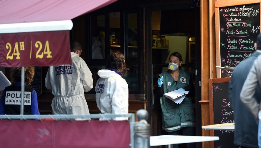Une équipe de la police scientifique recueille des indices sur les lieux d'une fusillade devant un bar, le 13 septembre 2015 à Marseille