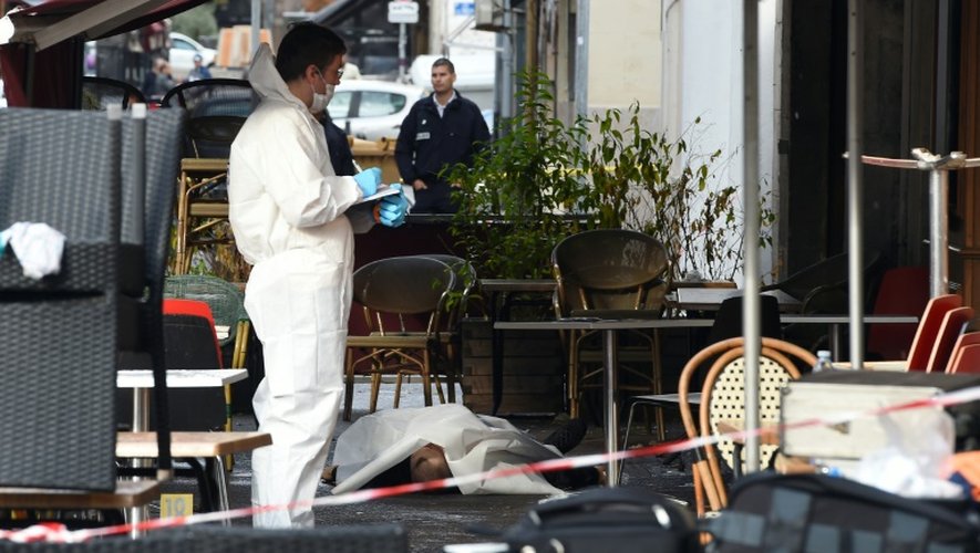 Une équipe de la police scientifique recueille des indices près du corps d'un homme tué dans une fusillade devant un bar, le 13 septembre 2015 à Marseille