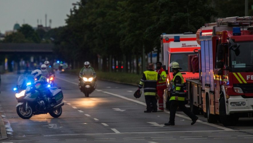 Policiers et pompiers près du centre commercial  Olympia Einkaufzentrum OEZ le 22 juillet 2016 à Munich