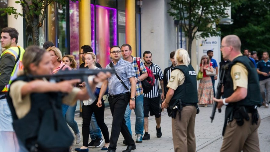 Des policiers évacuent le centre commercial  Olympia Einkaufzentrum OEZ le 22 juillet 2016 à Munich