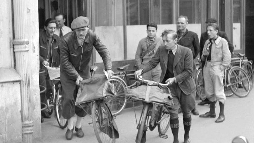 Des livreurs à la sortie de l'Agence France Presse en 1950