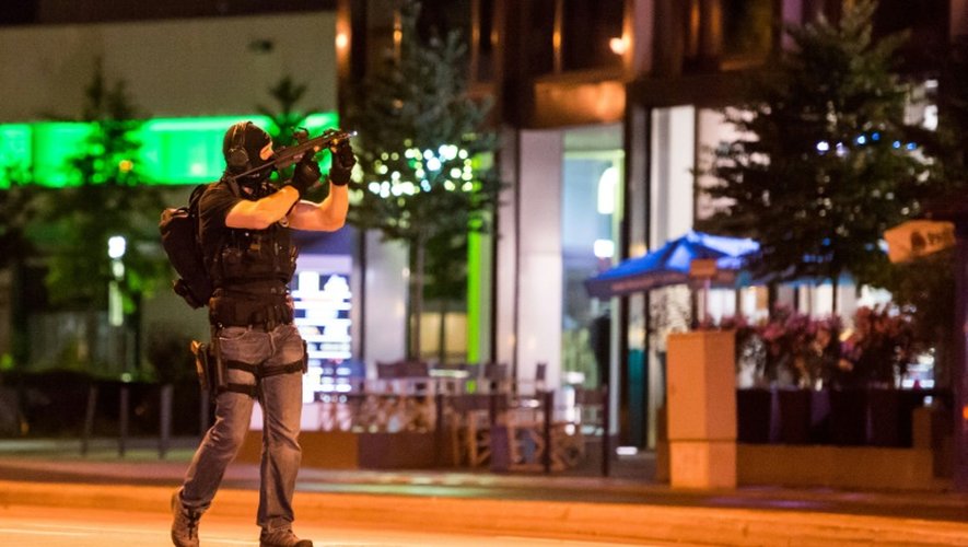 Un policier près du centre commercial  Olympia Einkaufzentrum OEZ le 22 juillet 2016 à Munich