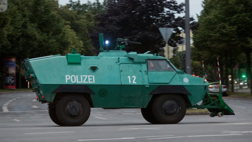 Véhicule de police près du centre commercial  Olympia Einkaufzentrum OEZ le 22 juillet 2016 à Munich