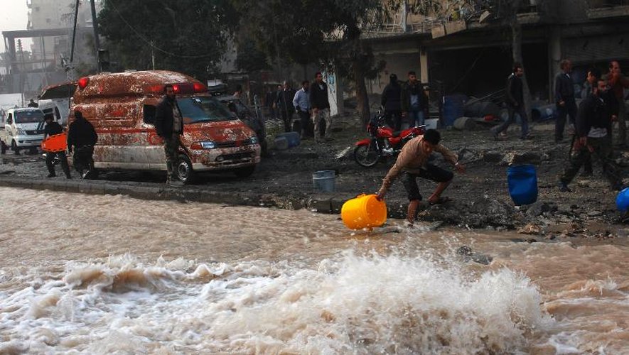 Une rue d'Alep inondée par de l'eau jaillie d'un pipeline touché par un bombardement de l'armée, le 28 novembre 2013