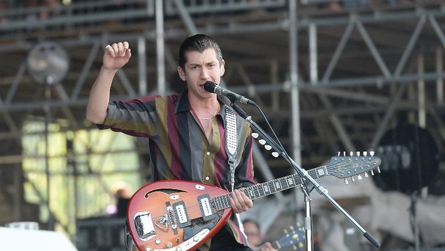 Poing levé, le même Alex Turner du groupe Arctic Monkeys, le 15 juin 2014 à Manchester, dans le Tennessee