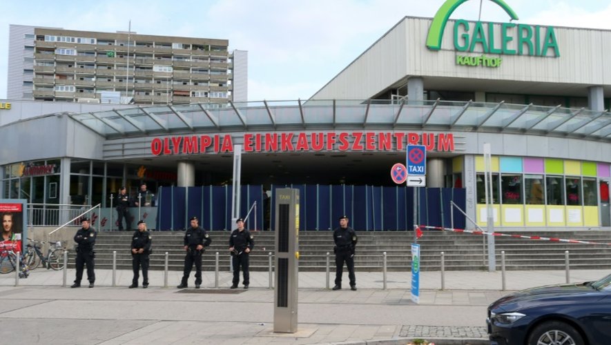 Des policiers devant le centre commercial de Munich où a eu lieu une fusillade qui a fait 9 morts, le 23 juillet 2017