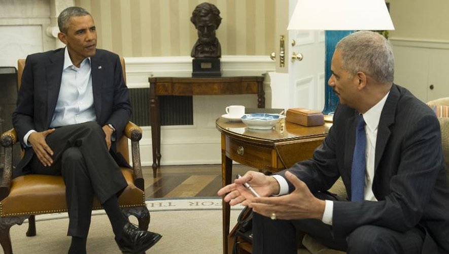 Barack Obama et le ministre de la justice Eric Holder le 9 août 2014 lors d'une réunion à la Maison Blanche sur la situation à Ferguson