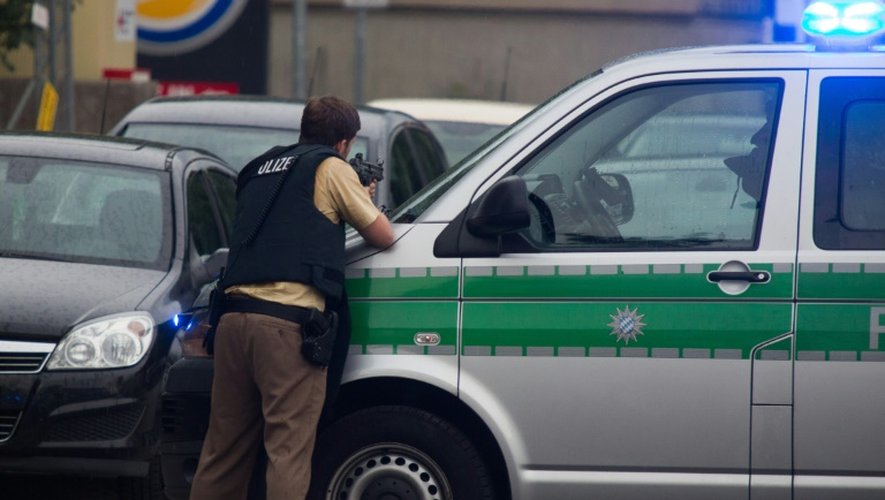 Un policier assure la sécurité du site où s'est déroulé la fusillade à Munich, le 22 juillet 2016