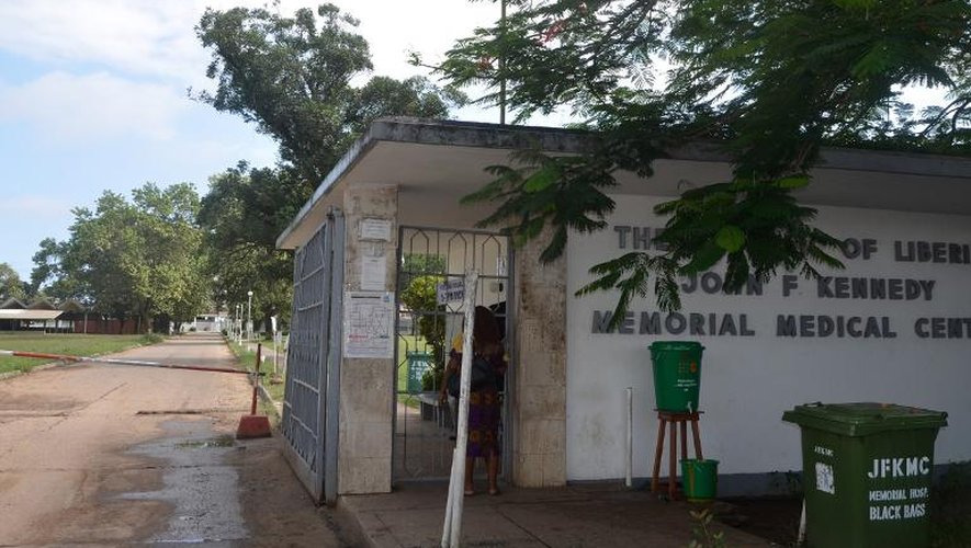 L'entrée de l'hôpital JFK à Monrovia (Liberia) où 17 malades d'Ebola ont été accueillis, le 19 août 2014, après l'attaque de leur centre d'isolement pendant le week-end