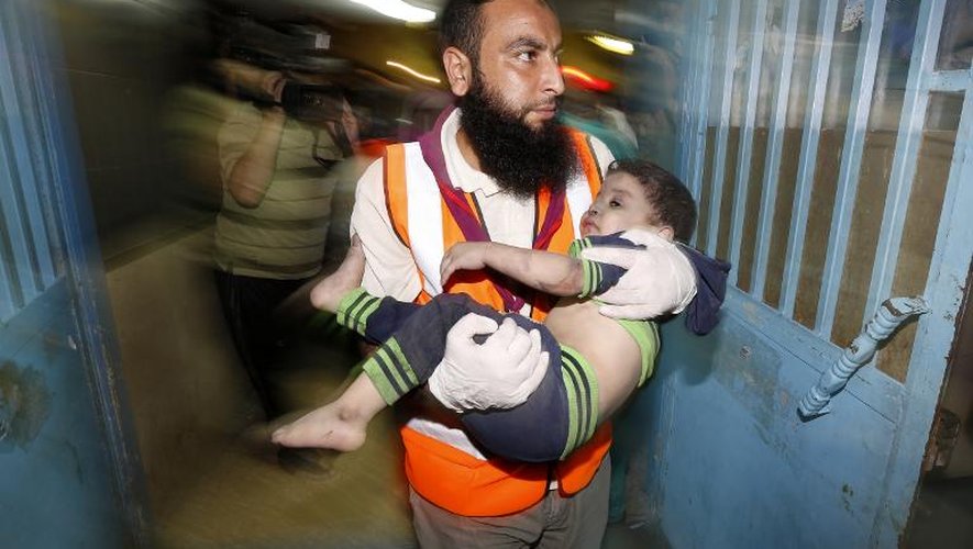 Arrivée le 20 août 2014 à l'hôpital de Gaza d'une fillette palestinienne blessée par des tirs israéliens
