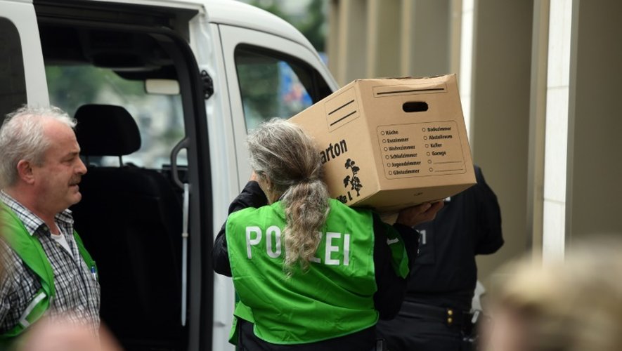 Les forces de l'ordre effectuent une perquisition dans un appartement d'un immeuble de plusieurs étages au nord du centre-ville de Munich, le 23 juillet 2016