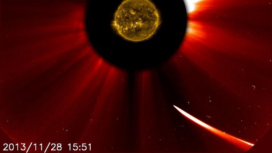 Image composée fournie le 28 novembre 2013 par la Nasa montrant la comète Ison (en bas) se dirigeant vers le soleil
