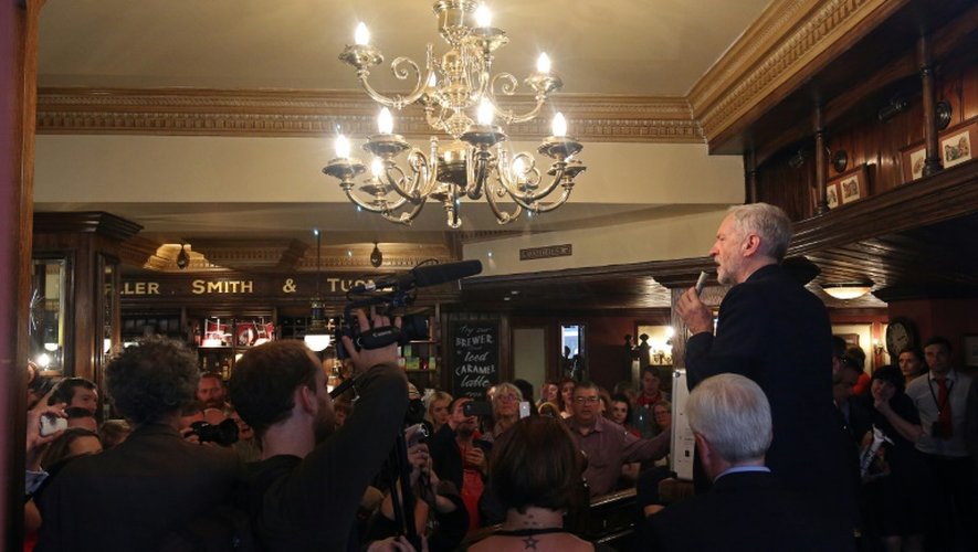 Le leader du Parti travailliste britannique, Jeremy Corbyn le 12 septembre 2015 dans un pub londonien après sa victoire