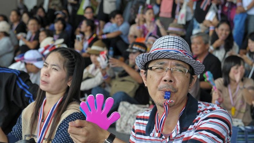 Des manifestants réclamant le départ du gouvernement thaïlandais, installés dans un complexe gouvernemental, le 29 novembre 2013 à Bangkok