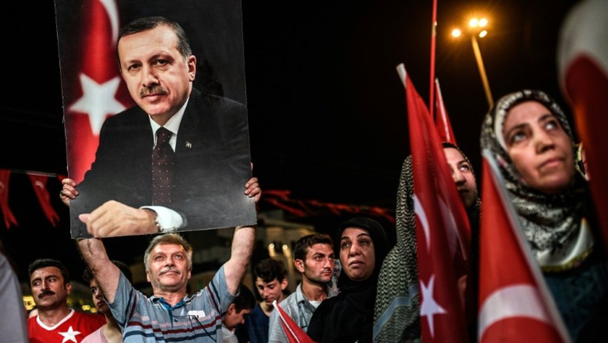 Le portrait d'Erdogan brandi par ses partisans le 22 juillet 2016 place Taksim à Istanbul