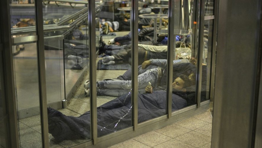 Des migrants dorment dans la gare centrale de Munich le 12 septembre 2015