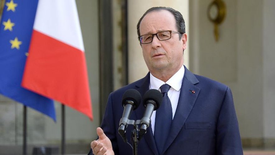 Francois Hollande le 24 juillet 2014 dans la cour de l'Elysée à Paris