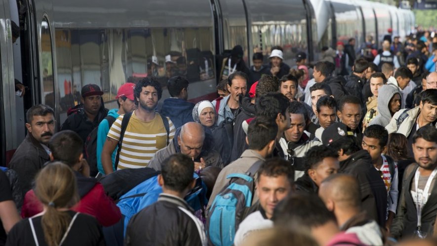 Des réfugiés arrivent à la gare de Berlin Schoenefeld en provenance de Munich le 13 septembre 2015