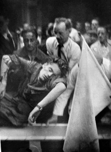 Un FFI (Forces Françaises de l'Intérieur) tombe sous les balles lors de la libération de Paris en août 1944