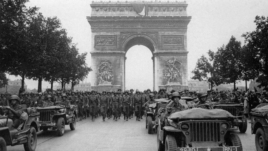 Défilé de troupes américaines sur les Champs Elysées, après la libération de Paris, le 28 aout 2014