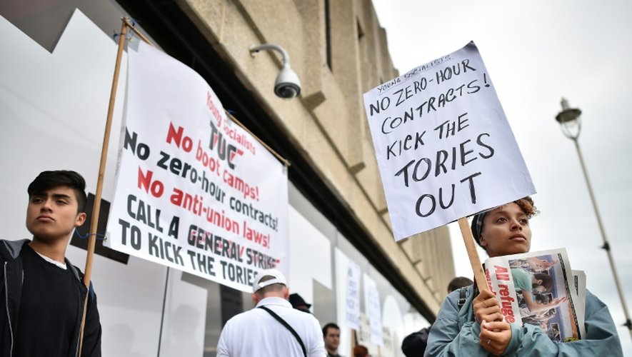 Des "Jeunes socialistes" manifestent à l'occasion de la grande confédération syndicale britannique, le Trade Union Congress (TUC) à Brighton, le 13 septembre 2015
