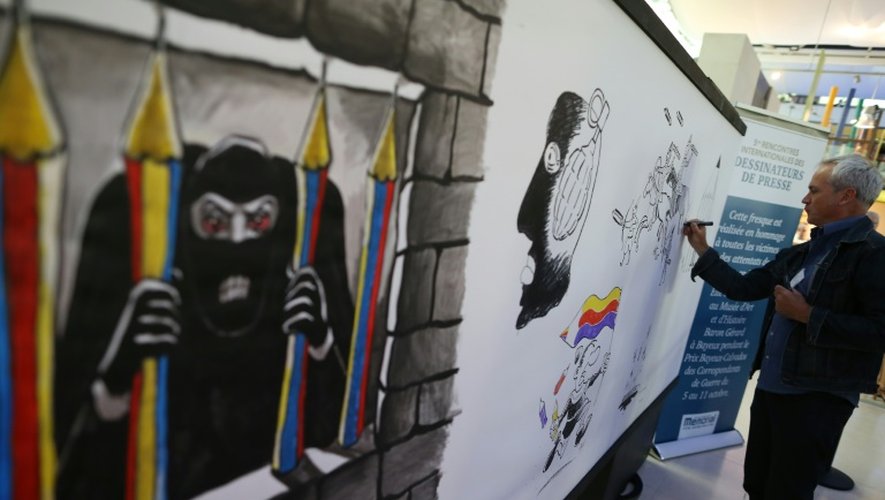 Le dessinateur britannique Ant fait une caricature sur un "tableau de la liberté d'expression" le 11 septembre pendant les 5èmes rencontres internationales des dessinateurs de presse du Mémorial de Caen