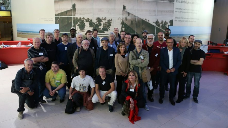 Portrait de groupe de dessinateurs présents aux 5èmes rencontres internationales des dessinateurs de presse du Mémorial de Caenen Normandie, le 11 septembre 2015