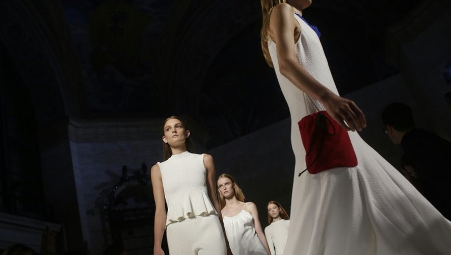 Des mannequins défilent pour Victoria Beckham lors de la présentation de la collection printemps-été 2016 durant la Fashion Week de New York, le 13 septembre 2015