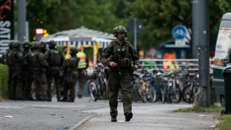 Mise en place par la police d'un cordon de sécurité autour du centre commercial Olympia Einkaufzentrum le 22 juillet 2016 à Munich