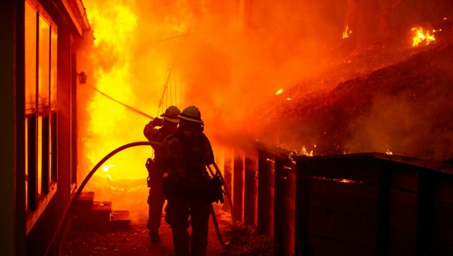 Des pompiers luttent, le 13 septembre 2015, contre l'incendie dénommé "Valley Fire", à Siegler Springs, dans le comté de Lake, en Californie