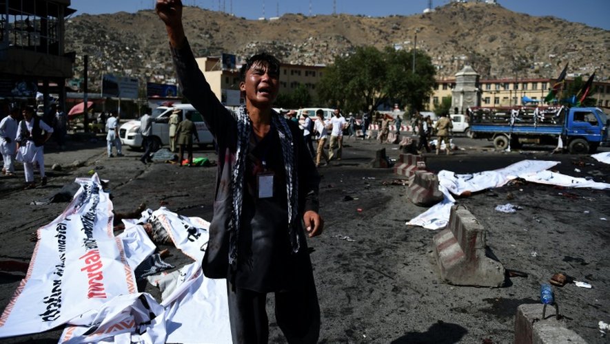 Un Afghan hurle sa colère sur la scène d'un attentat suicide à Kaboul le 23 juillet 2016