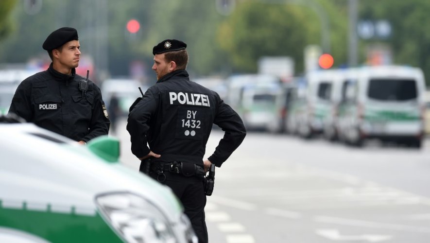 Des policiers aux abords du centre commercial de Munich où a eu la fusillade qui a fait neuf morts, le 23 juillet 2016