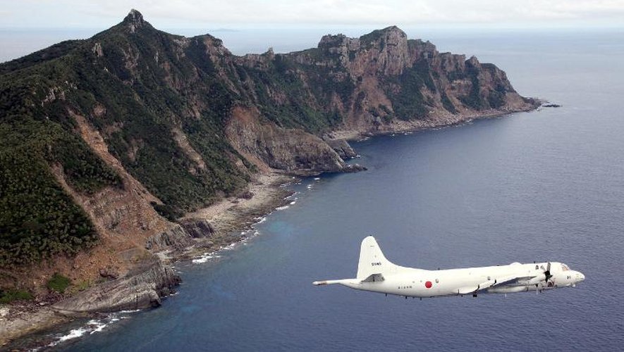 Un avion des garde-côtes japonais en survol des îles disutées Senkaku, le 13 octobre 2011, en mer de Chine orientale