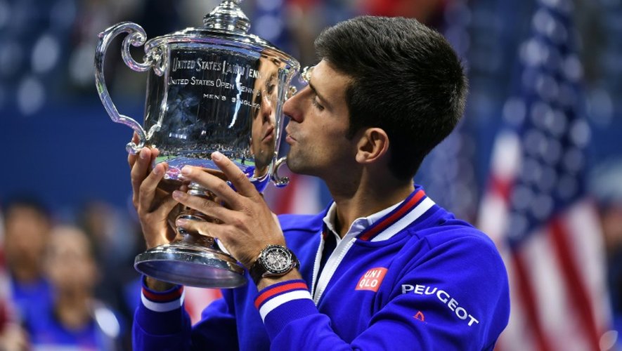 Novak Djokovic embrasse le trophée à l'issue de la finale de l'US Open qu'il a remporté en battant Roger Federer le 13 septembre 2015 à New York