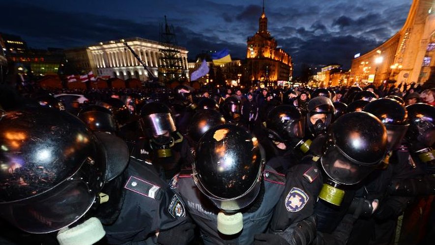 Des policiers anti-émeute face à des manifestants pro européens à Kiev, le 29 novembre 2013