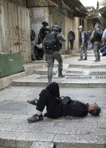 Un Palestinien au sol après des avec les forces de l'ordre israliennes le 14 septembre 2015 sur l'esplanade des Mosquées à Jérusalem