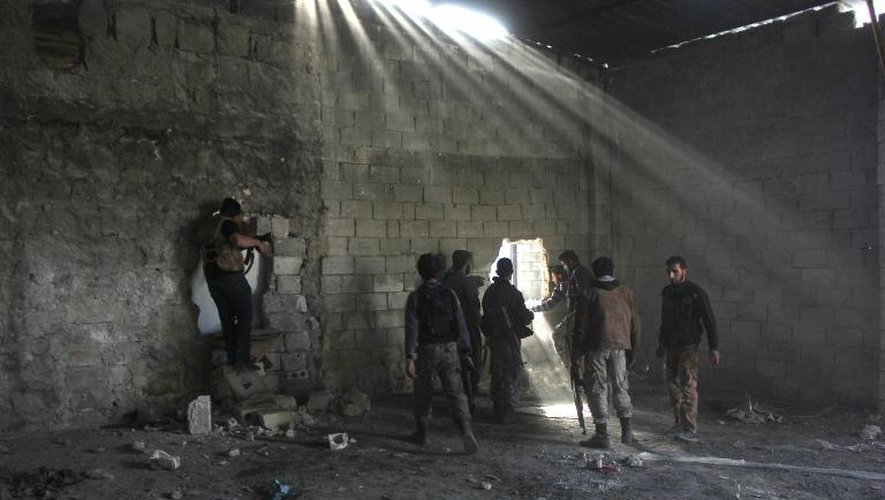 Des rebelles combattent l'armée régulière syrienne dans la banlieue d'Alep en Syrie, le 28 novembre 2013