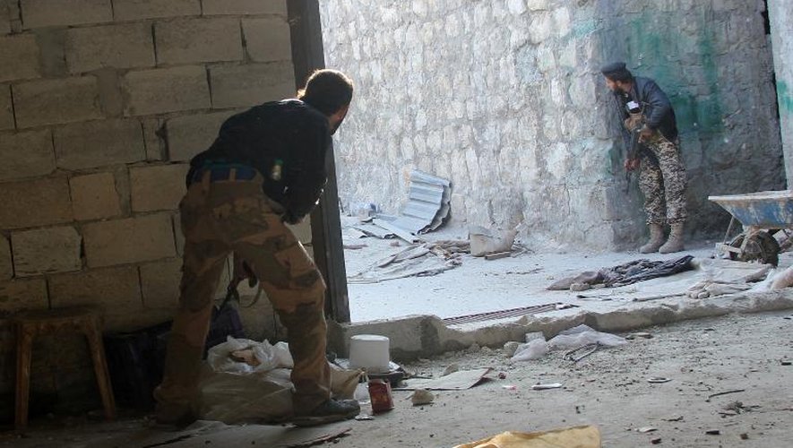 Des rebelles combattent l'armée régulière syrienne dans la banlieue d'Alep en Syrie, le 28 novembre 2013