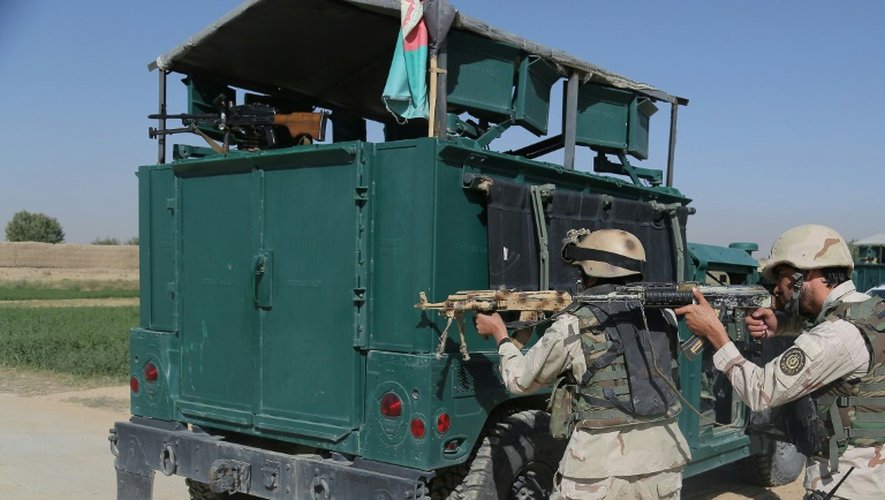 Des soldats afghans prennent posistion devant la prison après l'attaque d'un commando taliban le 14 septembre 2015 à Ghazni