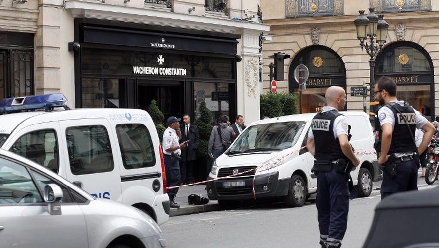 Des policiers enquêtent sur le cambriolage de la boutique de montres de luxe Vacheron Constantin, le 4 octobre 2013 à Paris
