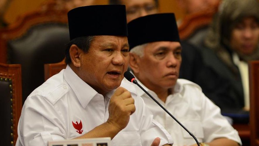 L'ex-général Prabowo Subianto (g), perdant de l'élection présidentielle en Indonésie, devant la Cour constitutionnelle de Jakarta, le 6 août 2014