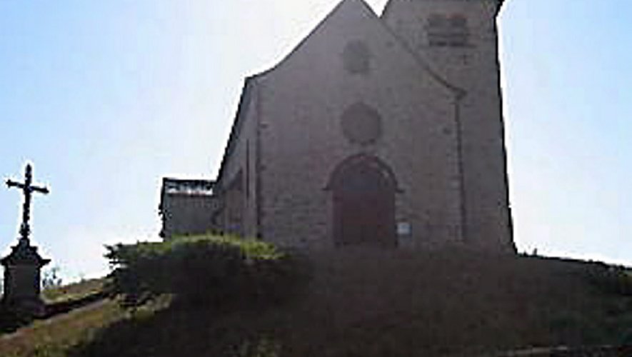 L’église et la crypte d’Auzits, deux éléments forts du patrimoine local.