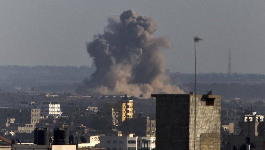 De la fumée s'échappe des habitations après une attaque aérienne israélienne le 20 août 2014 à Gaza