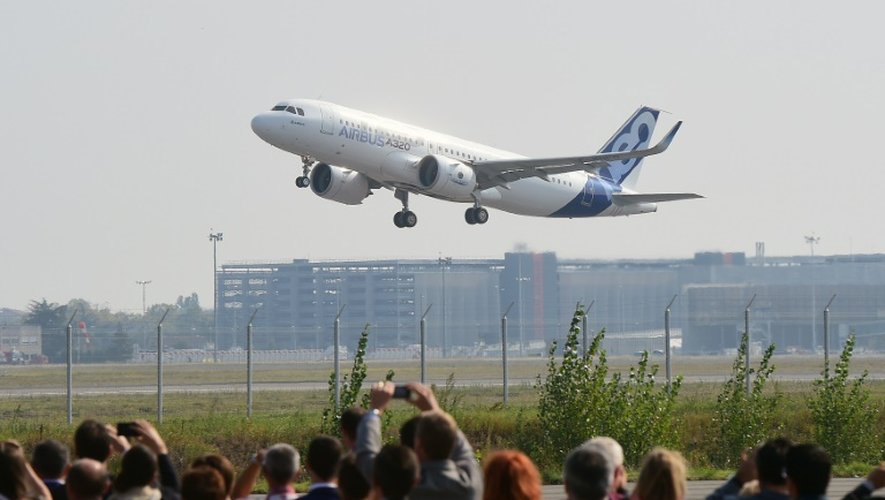 Un A320neo décolle pour son premier vol test, le 25 septembre 2014 à Blagnac, près de Toulouse