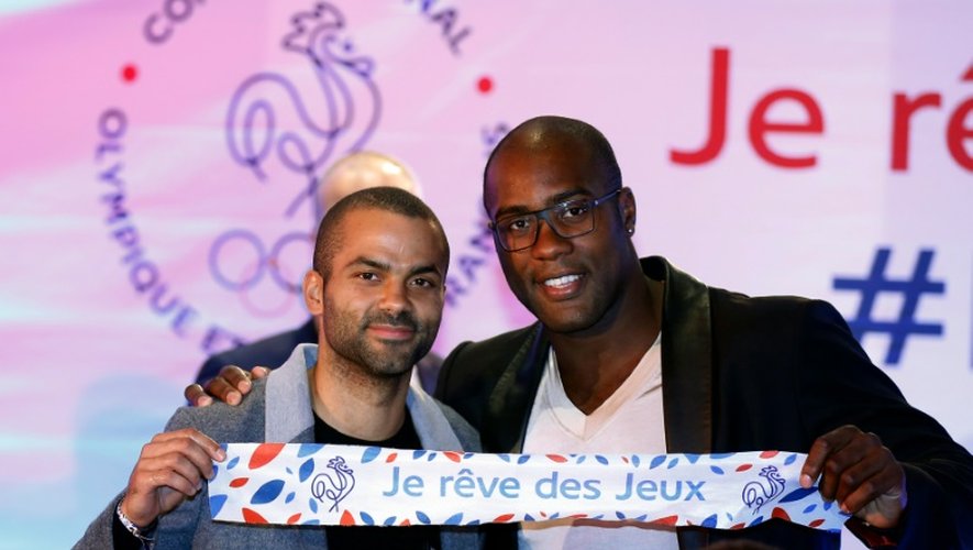 Le basketteur français Tony Parker (g), et le judoka français Teddy Riner posent ensemble à Paris le 25 septembre 2015 pour le lancement de la candidature de la ville aux jeux Olympiques 2024