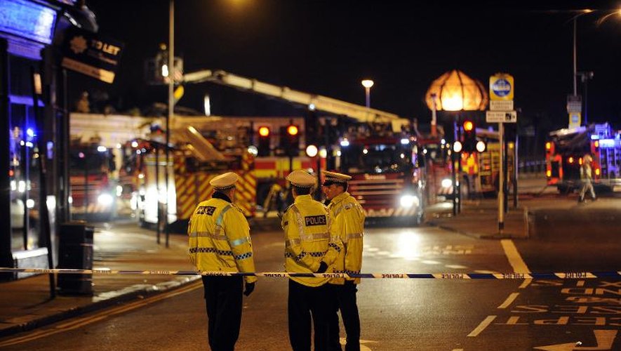 Les secours devant le pub bondé de monde sur lequel un hélicoptère de la police s'est écrasé sur un pub le 30 novembre 2013 à Glasgow en Ecosse