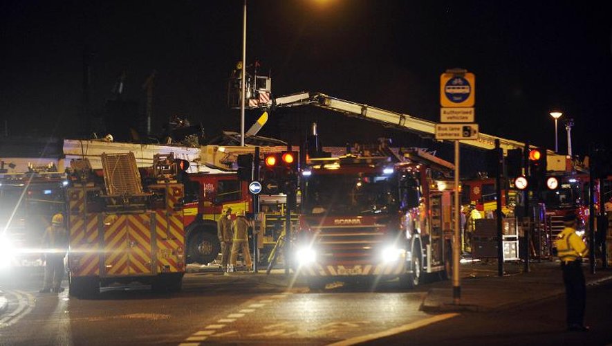 Les secours devant le pub bondé de monde sur lequel un hélicoptère de la police s'est écrasé sur un pub le 30 novembre 2013 à Glasgow en Ecosse